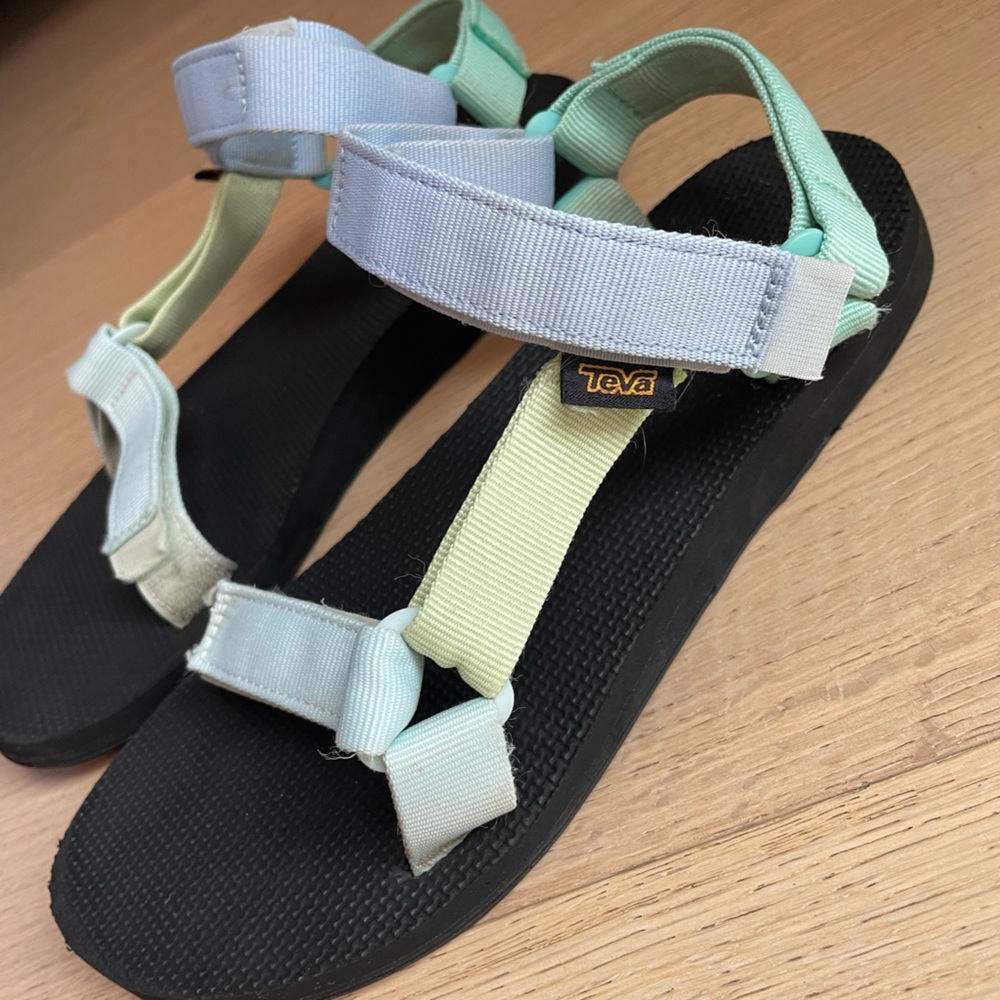 SOLD Women’s size 8 tri-coloured Teva sandals. Excellent condition.